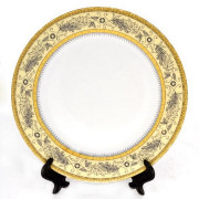 Тарелка с золотым орнаментом